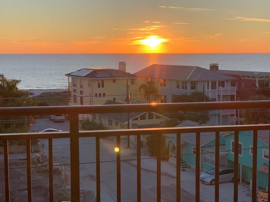 Gulf Coast Gold Private Condo - 2Bed, 2Bath, Sleep 6, Across Street From Beach, Balcony Views Of Sunsets, Beach & Gulf, Pool, Gym Сант Пит Бич Экстерьер фото